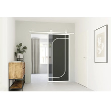 Posuvné dvere s čiernou vložkou a bielym rámom vo svetlej miestnosti