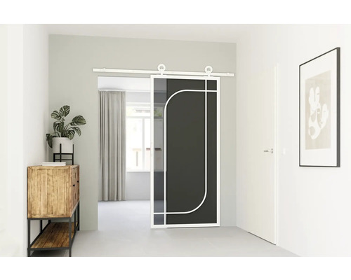 Posuvné dvere s čiernou vložkou a bielym rámom vo svetlej miestnosti