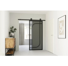 Interiér s posuvnými dverami zo skla a kovového rámu