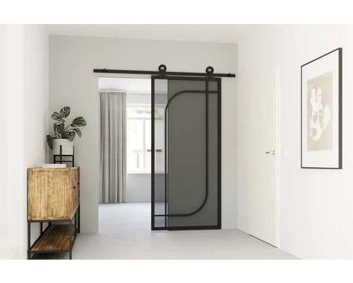 Interiér s posuvnými dverami zo skla a kovového rámu