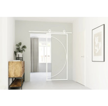 Scéna s posuvnými dverami, komodou a izbovou rastlinou vo svetlej miestnosti.