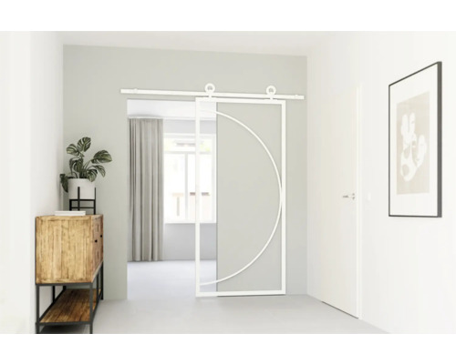 Scéna s posuvnými dverami, komodou a izbovou rastlinou vo svetlej miestnosti.