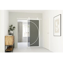 Interiér s presklenými posuvnými dverami a bielym rámom s kruhovým vzorom