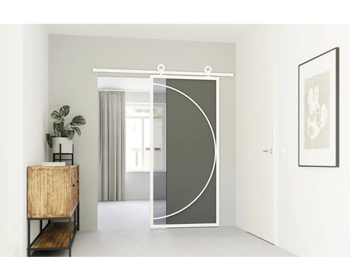 Interiér s presklenými posuvnými dverami a bielym rámom s kruhovým vzorom