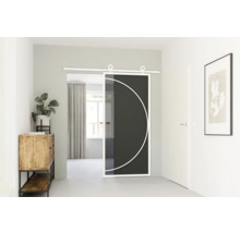 Interiér s presklenými posuvnými dverami a geometrickým dizajnom