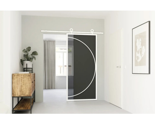 Interiér s presklenými posuvnými dverami a geometrickým dizajnom