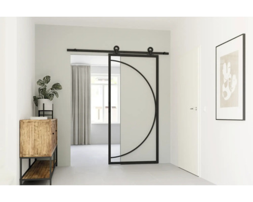 Chodba s posuvnými dverami zo skla a kovu s geometrickým vzorom