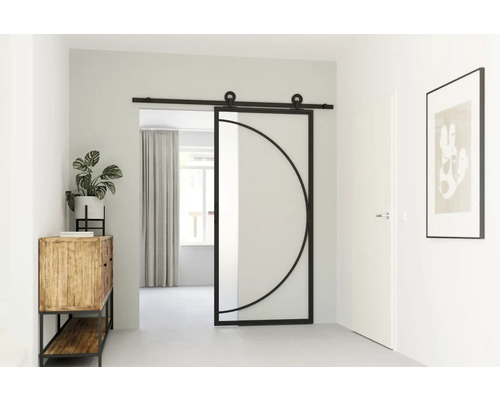 Chodba s posuvnými sklenenými dverami a čiernym kovovým rámom, komoda s rastlinou a zarámovaným obrazom