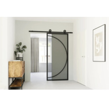 Sklenené posuvné dvere s kovovým rámom a polkruhovým dizajnom v obývacej izbe