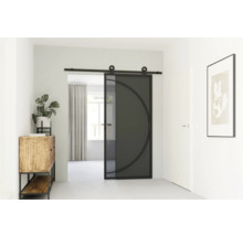 Interiér chodby so sklenenými kovovými posuvnými dverami, drevenou skrinkou a izbovou rastlinou.