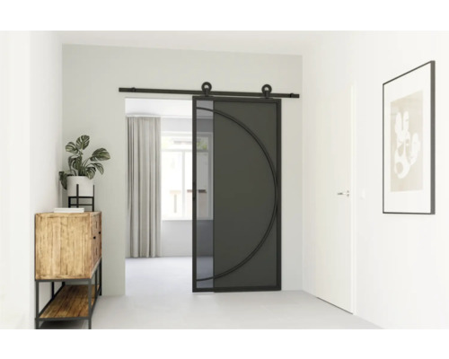 Interiér chodby so sklenenými kovovými posuvnými dverami, drevenou skrinkou a izbovou rastlinou.