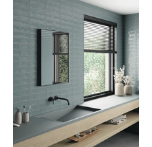 Svetlá kúpeľňa s umývadlom, zrkadlom, oknom a obkladmi