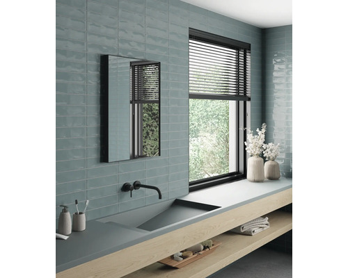 Svetlá kúpeľňa s umývadlom, zrkadlom, oknom a obkladmi