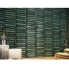 Nástenná dekorácia s obdĺžnikovými lesklými dlaždicami v kúpeľni.