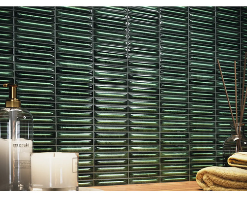 Nástenná dekorácia s obdĺžnikovými lesklými dlaždicami v kúpeľni.