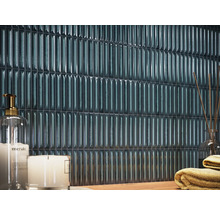 Obklad v kúpeľni so sviečkami a uterákmi