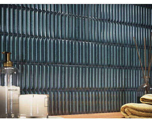 Obklad v kúpeľni so sviečkami a uterákmi