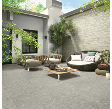 Terasa s podlahovými dlaždicami, sedacím nábytkom a dekoratívnymi prvkami