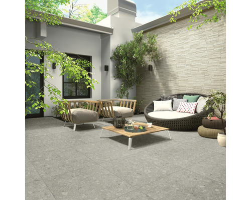 Vonkajší priestor s terasovými dlaždicami, sedacím nábytkom a dekoráciami pre štýlovú záhradu