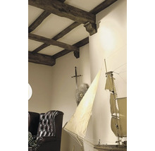 Interiérová fotografia obývacej izby s dreveným trámovým stropom, mečom, štítom, modelom plachetnice a koženým kreslom