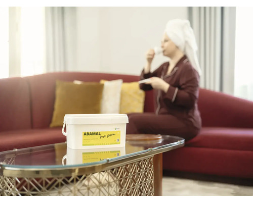 Vedro farby proti plesniam Abamal na stole v obývacej izbe