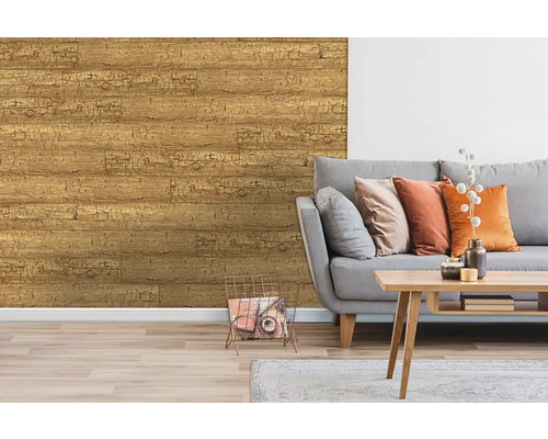 Obývacia izba s tapetou so vzhľadom dreva, pohovkou a príručným stolíkom.