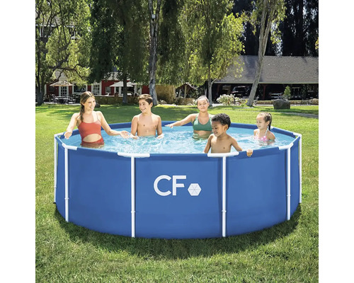 Scéna s rodinou zabávajúcou sa v okrúhlom bazéne s oceľovým rámom v záhrade