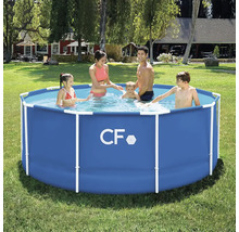 Rodina s rámovým bazénom na záhrade