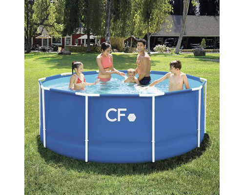 Rodina s rámovým bazénom na záhrade