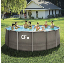 Kruhový bazén v záhrade s kúpajúcimi sa ľuďmi