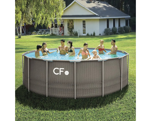 Kruhový bazén v záhrade s kúpajúcimi sa ľuďmi