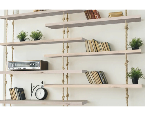 Regál s drevenými policami, zavesením na lane, knihami, rastlinami, rádiom a nástennými hodinami