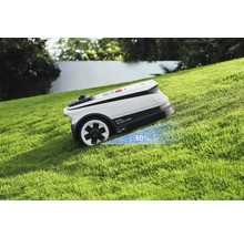 Robotická kosačka na trávniku s uvedením sklonu