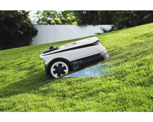 Robotická kosačka na trávniku s uvedením sklonu