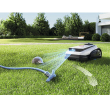 Robotická kosačka s detekciou prekážok na trávniku s ježkom a záhradnou hadicou