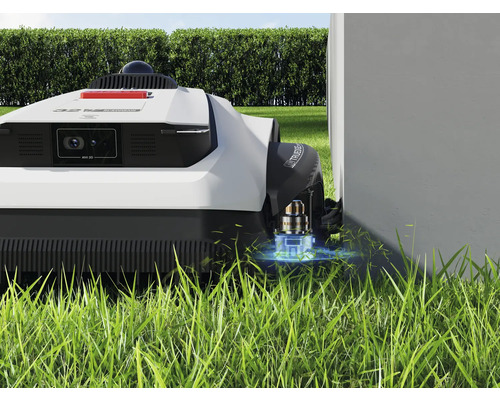 Robotická kosačka pri údržbe trávnika na okraji