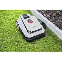 Robotická kosačka na trávniku