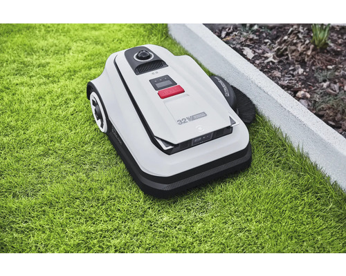 Robotická kosačka na trávniku