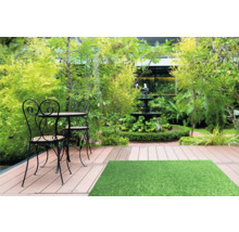 Záhradná scéna so sedacou súpravou, fontánou a umelým trávnikom