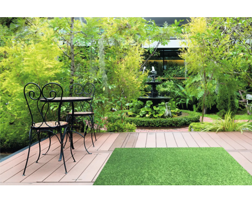 Záhradná scéna so sedacou súpravou, fontánou a umelým trávnikom