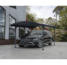 Auto pod prístreškom pre auto