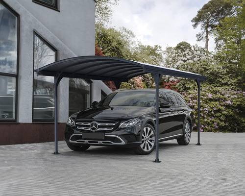 Auto pod prístreškom pre auto