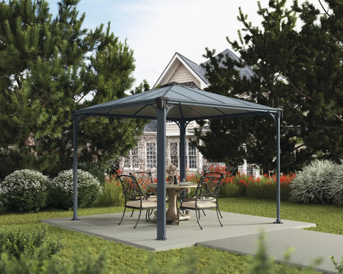 Záhradná scéna s altánkom, stolom a stoličkami na terase