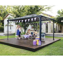 Záhradná scéna s altánkom, párty dekoráciami a oslavujúcimi ľuďmi