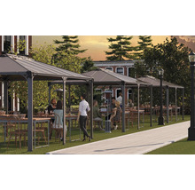 Niekoľko altánkov so stolmi a stoličkami na trávniku pre vonkajšie použitie.