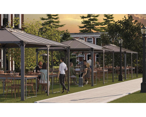 Niekoľko altánkov so stolmi a stoličkami na trávniku pre vonkajšie použitie.