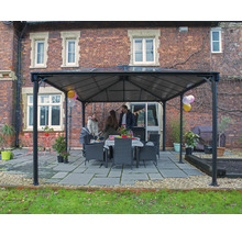 Záhradný pavilón s rodinou a jedálenským stolom vonku pred tehlovou budovou