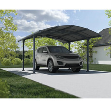 Automobil pod kovovým prístreškom pre auto