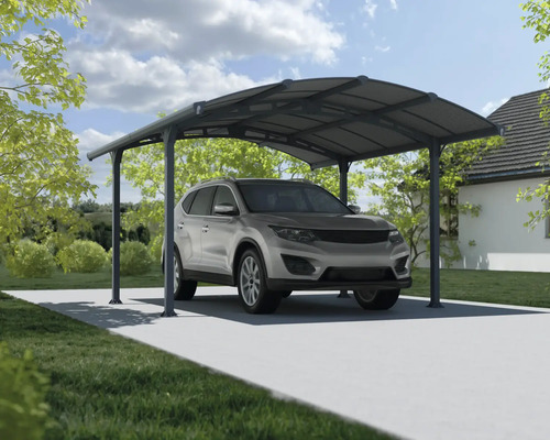 Automobil pod kovovým prístreškom pre auto