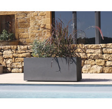 Obdĺžnikový kvetináč s výsadbou vo vonkajšom prostredí.